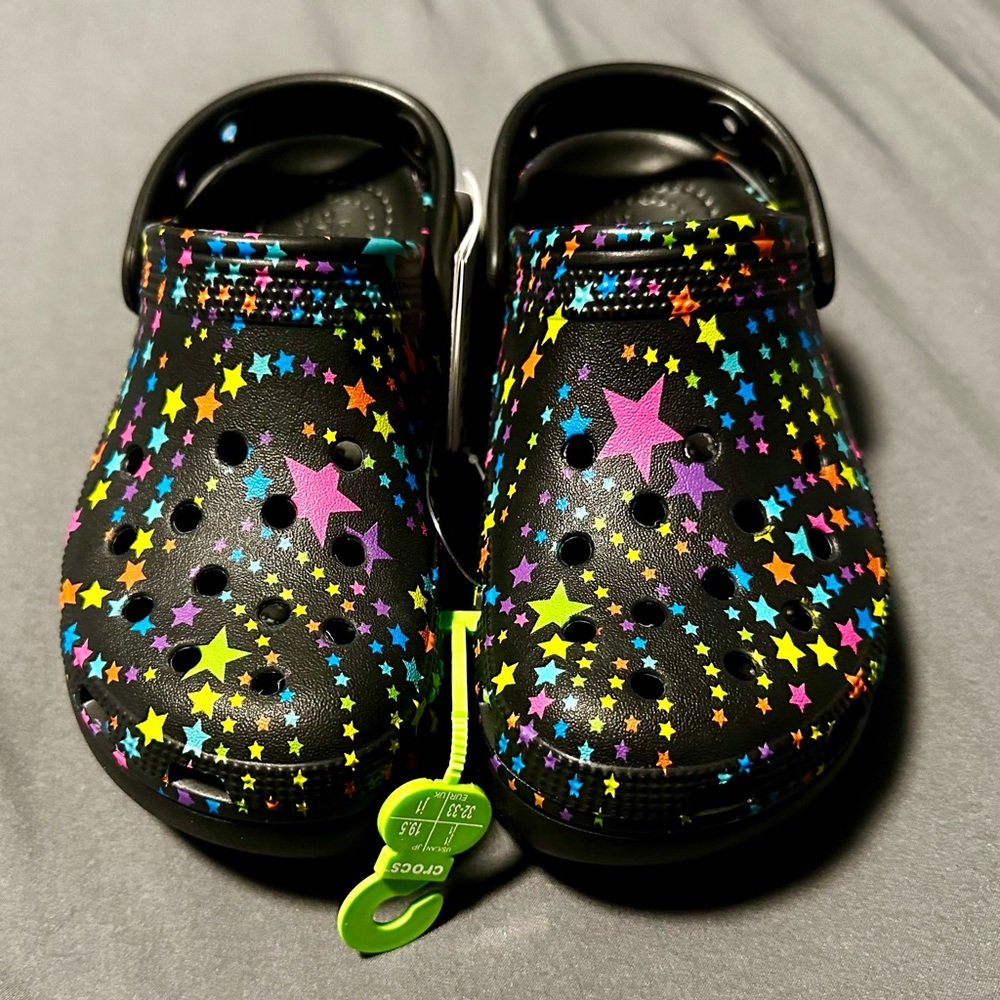 NWT brand new black Crocs rainbow stars unisex Junior sz 1 perfect summer fun 💦